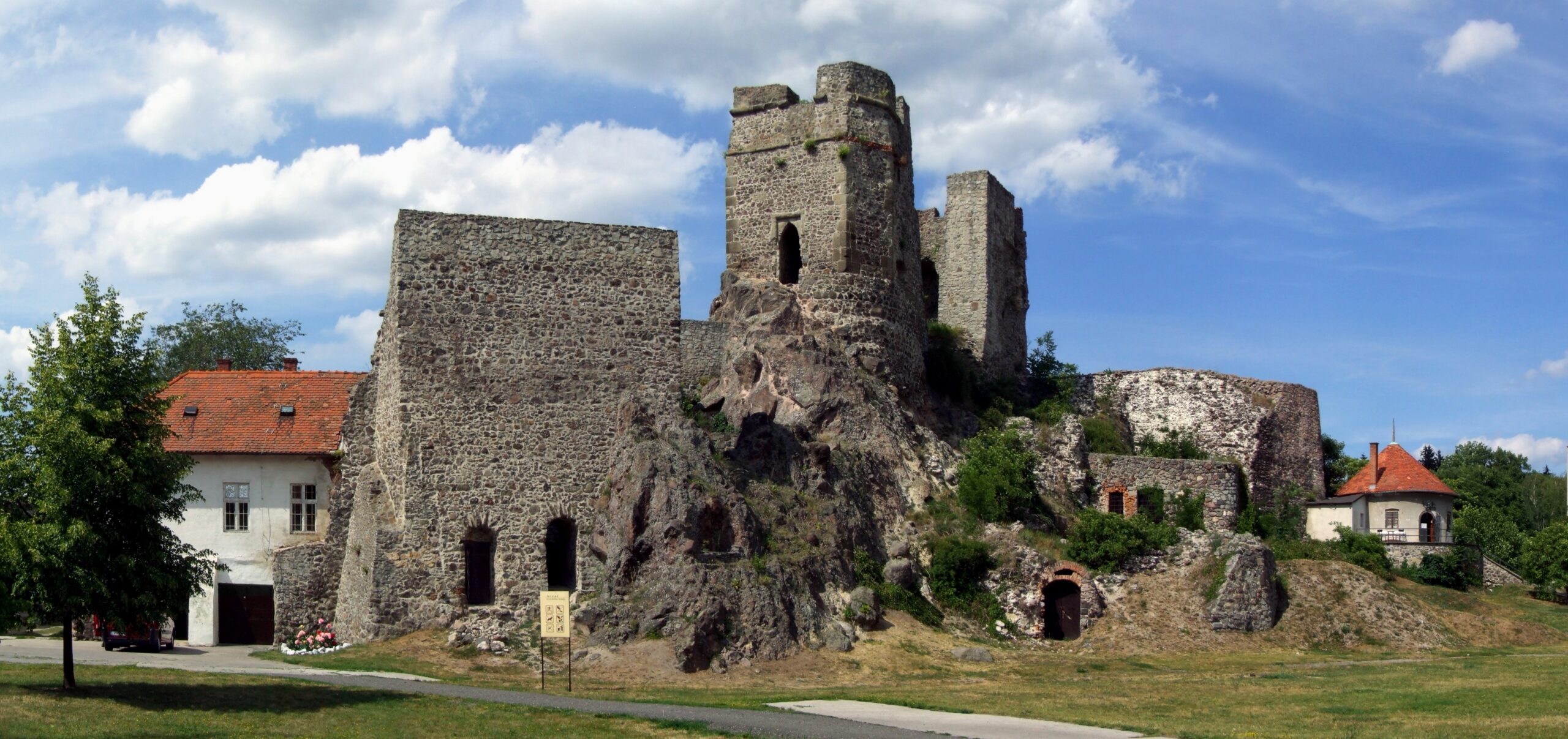 levice-levicky-hrad-dastan